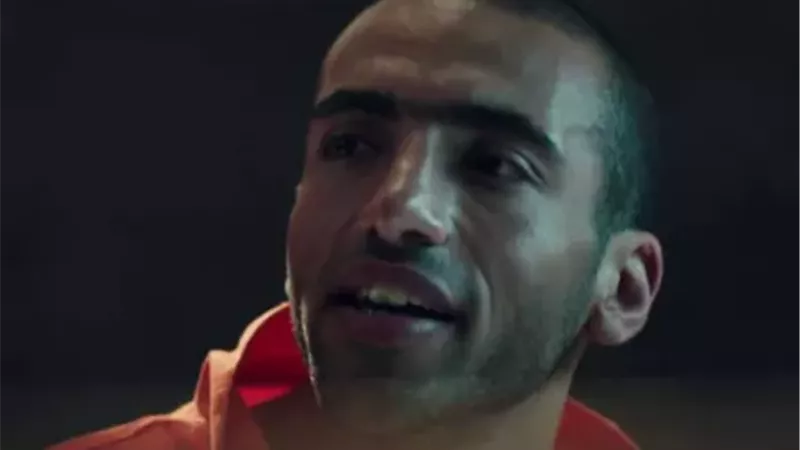 وصول جثمان المطرب الشاب عمرو ستين إلى مسجد الشرطة بالشيخ زايد لأداء صلاة الجنازة