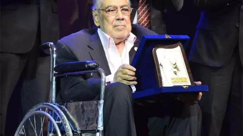 صبري عبد المنعم على كرسي متحرك أثناء تكريمه من مهرجان نقابة الممثلين
