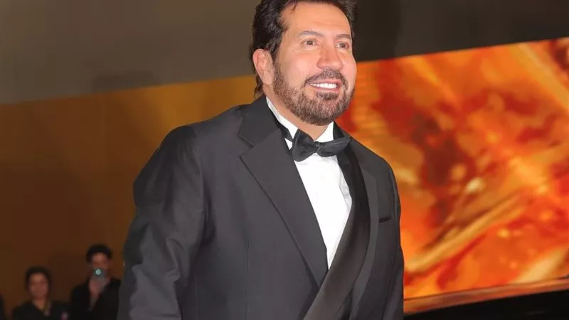 تعبتكم معايا.. هاني رمزي يجبر بخاطر شباب الكنيسة في فرح ابنه