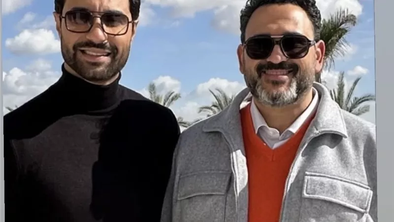 كريم فهمي يحتفل بعيد ميلاد الفنان أكرم حسني بهذه الطريقة