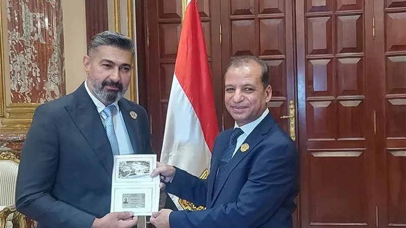 منهم ياسر جلال.. نجوم الفن يستلمون كارنيه مجلس الشيوخ 