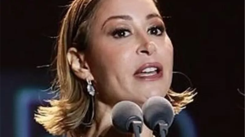 منة شلبي: “جائزة إنجاز العمر كلمة كبيرة علي ولسه حاسة إني ما عملتش حاجة”