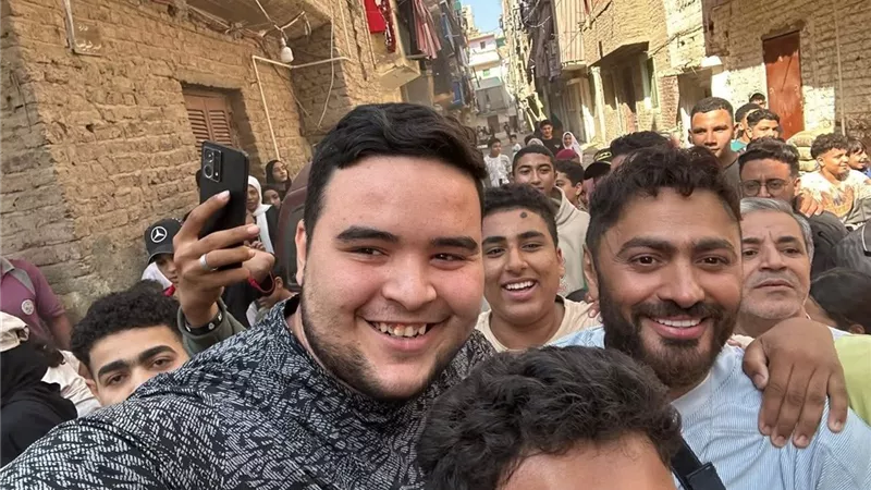 رغم إصابة يده.. تامر حسني يلبي دعوة طفلة مريضة بالسرطان.. صور