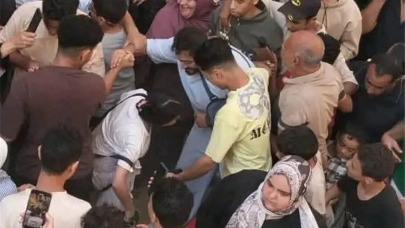 تامر حسني يكشف كواليس زيارته للطفلة ليلى برفقة مصطفى غريب