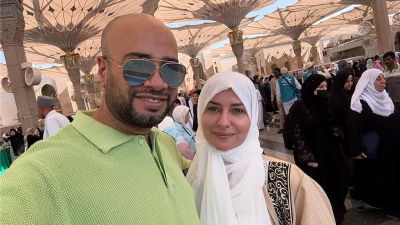 من داخل المسجد النبوي.. حاتم صلاح يؤدي مناسك العمرة مع زوجته