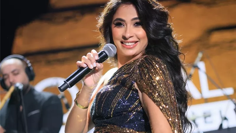 روبي تتألق في حفل غنائي بالأهرامات بلمسة عالمية