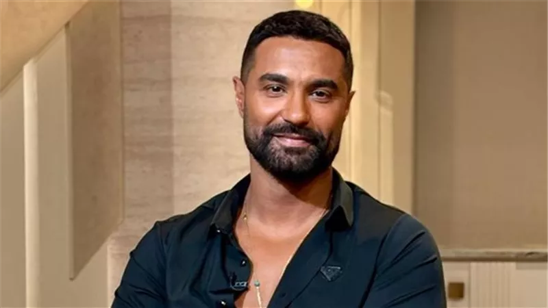 كريم فهمي يبحث عن شبيه له بعمر 18 عامًا لعمل فنّي