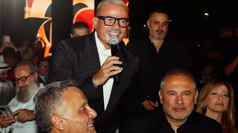 عمرو دياب يضيء ليل أبوظبي بأروع أغانيه في حفل خاص