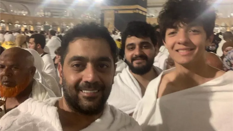 أحمد فلوكس يؤدي مناسك العمرة بصحبة نجله سيف