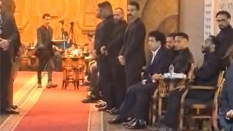 محمد رمضان يستقبل العزاء في والده الراحل من مسجد الشرطة