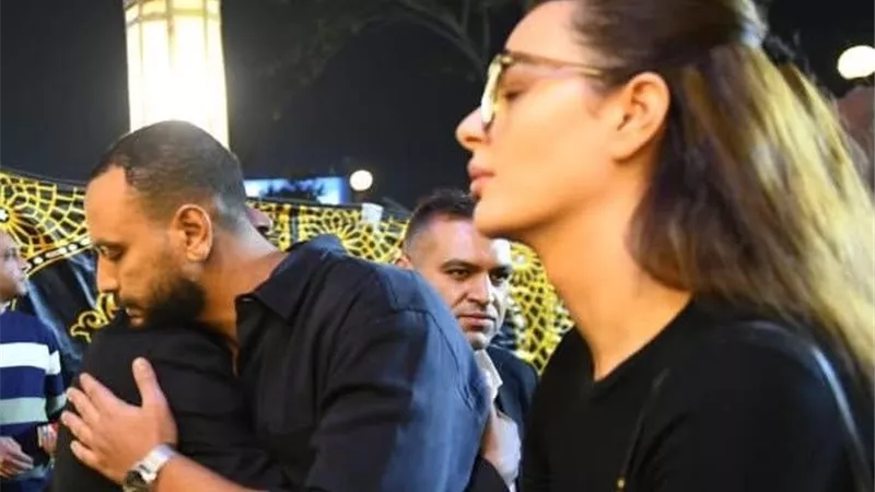 بعد شائعات انفصالهما.. هنادي مهنا وأحمد خالد صالح سويا في عزاء والد محمد رمضان 