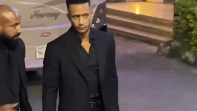 دخلوا جوه العربية.. تزاحم الجمهور حول محمد رمضان في نهاية عزاء والده