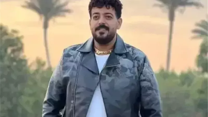 وصول جثمان المطرب الشعبي إسماعيل الليثي إلى المسجد استعداد لصلاة الجنازة