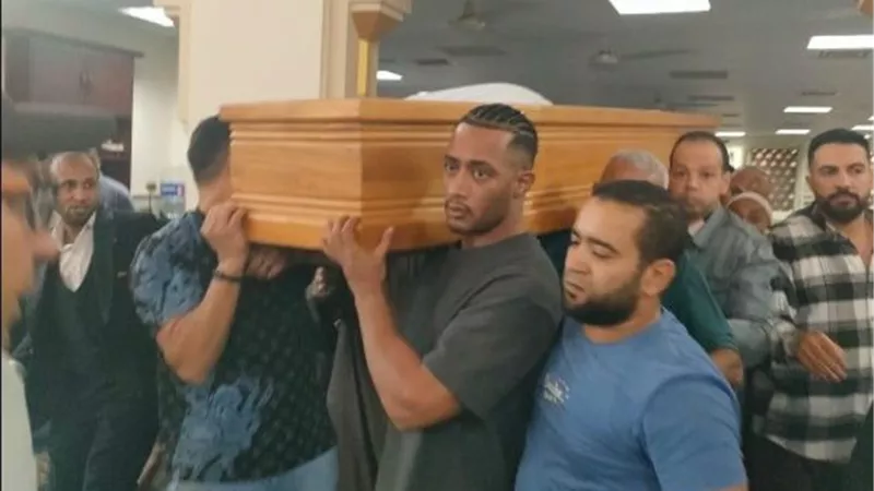محمد رمضان يرافق جثمان والده إلى المسجد والحزن والدموع يسيطران عليه