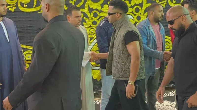 محمد رمضان يشارك في عزاء المطرب الشعبي الراحل إسماعيل الليثي