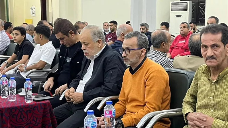 بالصور.. أشرف زكي وفنانو السيرك المصري يودّعون أشرف الجريسي في مسجد الكواكبي