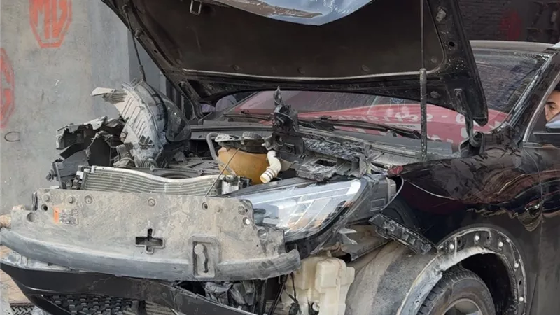 أحمد بتشان ينجو من حادث سير خطير ويطمئن جمهوره: 
