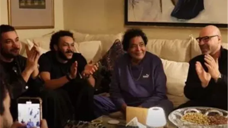 محمد منير يستقبل ويجز وفريق عمل كلام فرسان احتفالا بالكليب