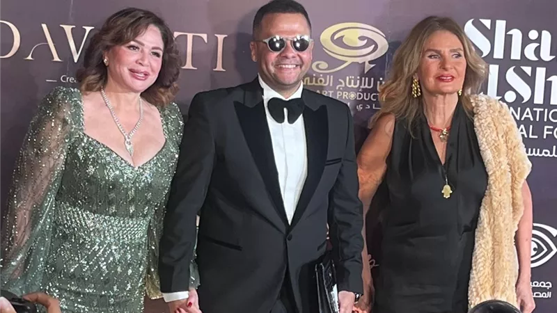 يسرا وإلهام شاهين وسهير المرشدي وصابرين على السجادة الحمراء لمهرجان شرم الشيخ المسرحي