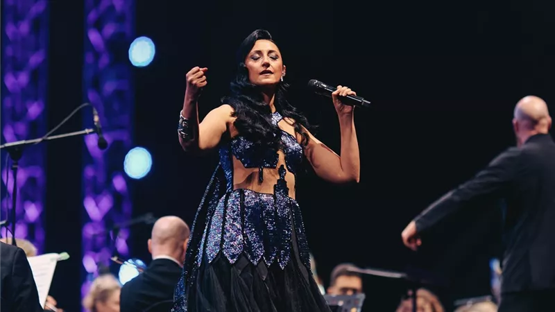 من موكب المومياوات إلى سفح الهرم.. أميرة سليم تعيد إحياء أنشودة إيزيس بإطلالة فرعونية