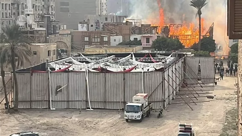 حريق ديكور مسلسل الكينج للفنان محمد عادل إمام في الهرم والمطافي تحاول السيطرة على الوضع