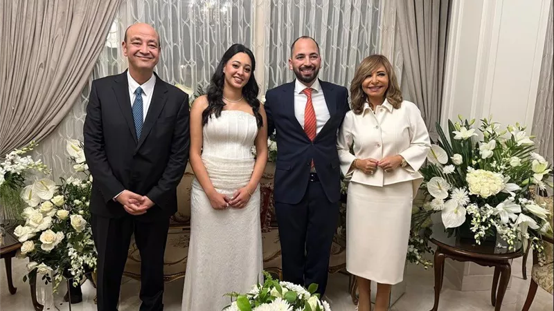 عمرو أديب ولميس الحديدي يحتفلان بخطبة ابنها نور في أجواء عائلية