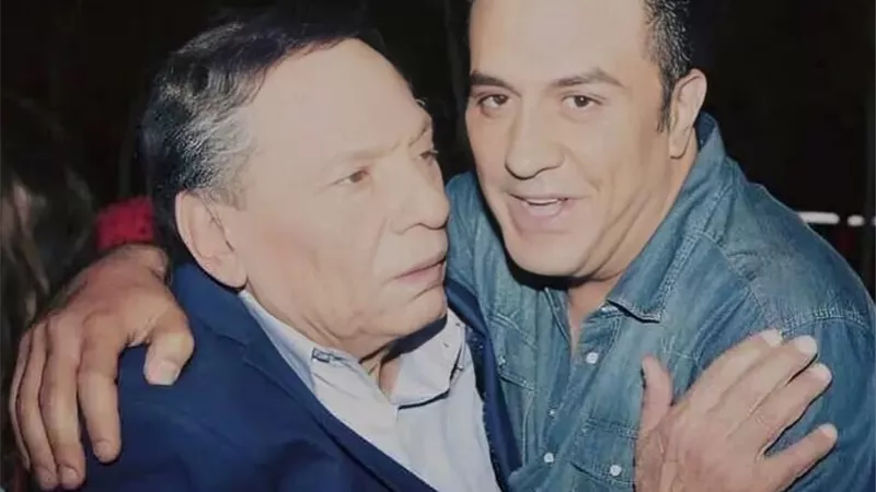 بعد إعلان اعتزاله.. خالد سرحان يثير الجدل بصورة نادرة لـ عادل إمام