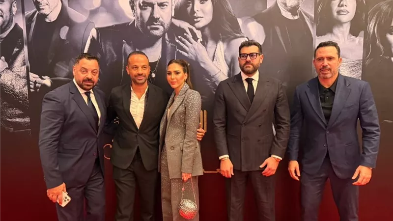عمرو يوسف يعود للقاهرة بعد الاحتفال بالعرض الخاص لفيلم السلم والثعبان 2 في الرياض