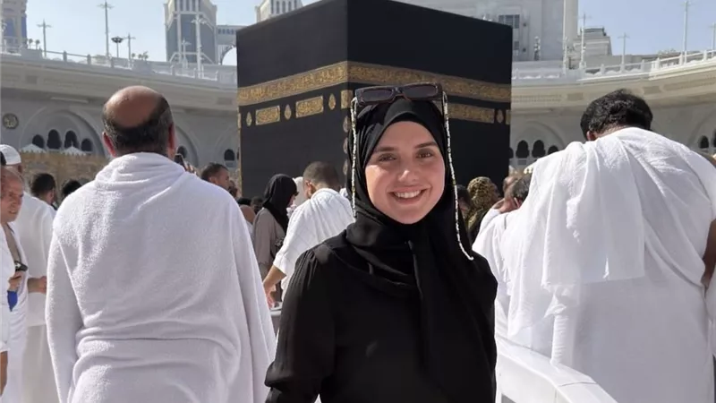 رنا رئيس تؤدي مناسك العمرة.. وتلتقط الصور التذكارية بجوار الكعبة 