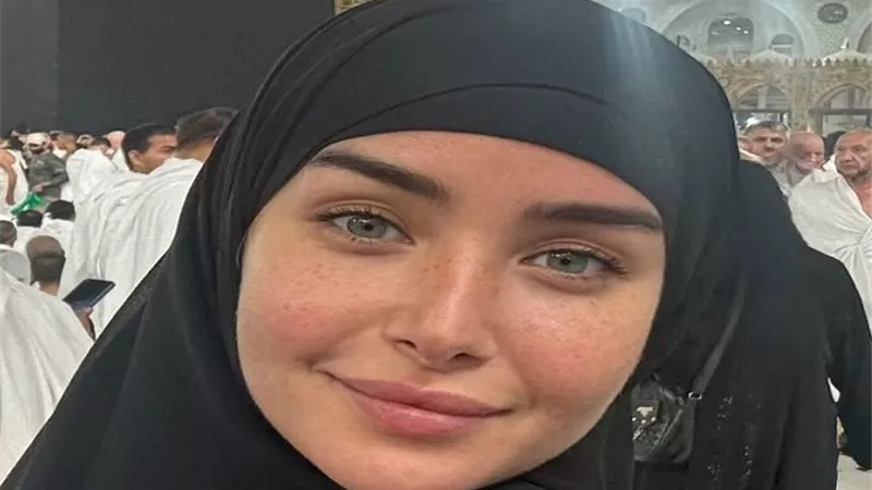 هنا الزاهد تؤدي مناسك العمرة وتلتقط سيلفي بجوار الكعبة