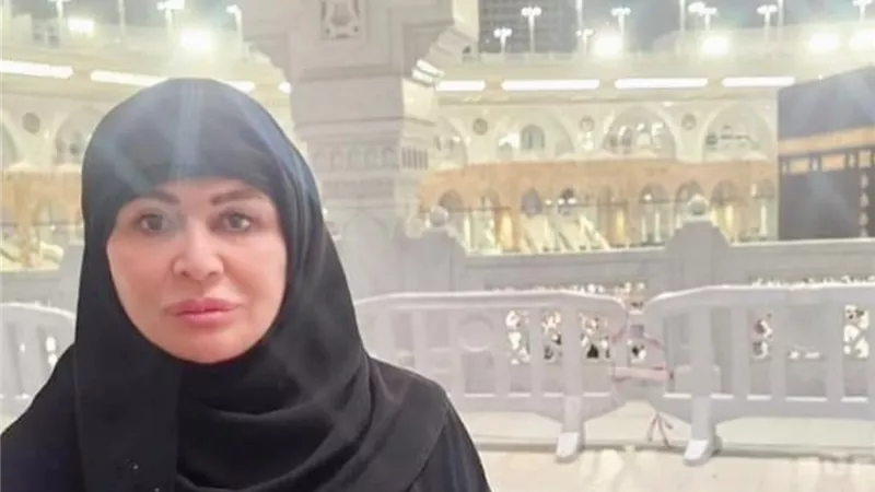 إلهام شاهين تؤدي العمرة عن والدتها بختام رحلتها إلى السعودية