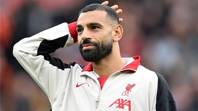 بعد استبعاده.. نجوم الفن يدعمون محمد صلاح في أزمته مع ليفربو