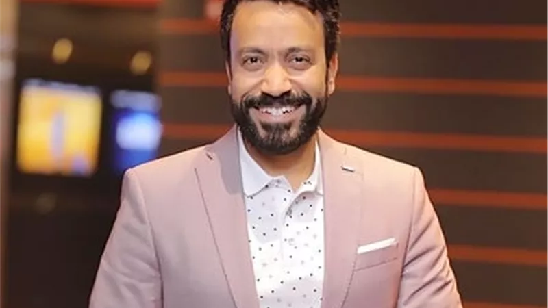 من سور الأزبكية إلى نجومية الشاشة.. محطات في حياة سامح حسين