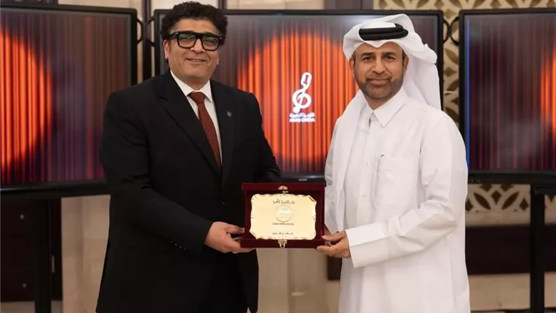 رئيس الأوبرا يتسلم درع تكريم مهرجان الأوبرا العربية الأول بالدوحة
