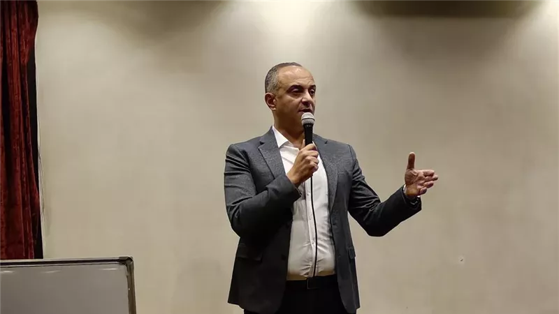 محمد هشام عبيه يكشف كواليس انتقاله من الصحافة إلى الدراما خلال ماستر كلاس