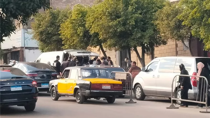 لحظة خروج جثـمان نيفين مندور من المشرحة لتشييعه من مسجد عمرو بن العاص 