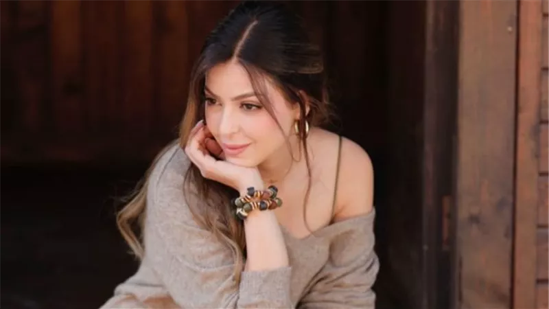 أناقة لافتة..ميرنا جميل تخطف الأنظار في أحدث ظهور