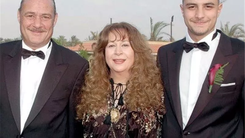 أحمد الفيشاوي يغيب عن جنازة والدته سمية الألفي بسبب السفر للخارج