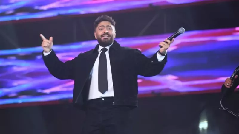 بوكيهات ورد ولافتات ترحيب في استقبال تامر حسني بقصر عابدين