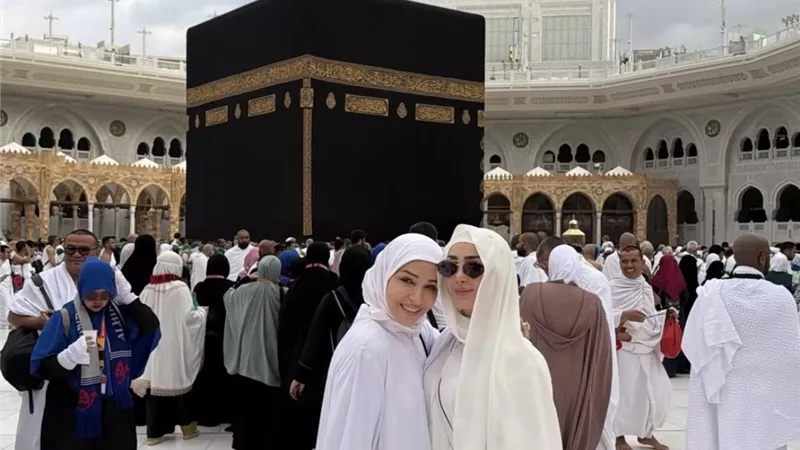 بسمة بوسيل تؤدي مناسك العمرة وتلتقط الصور التذكارية في الحرم المكي