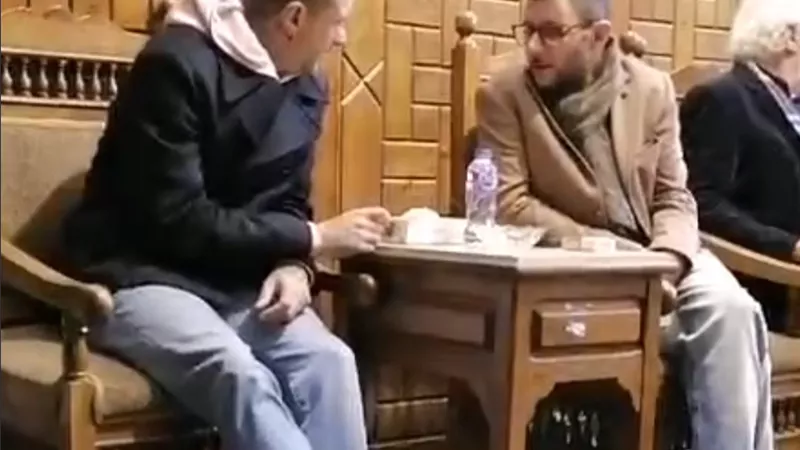 أحمد الفيشاوي يصل عزاء والدته سمية الألفي بمسجد عمر مكرم