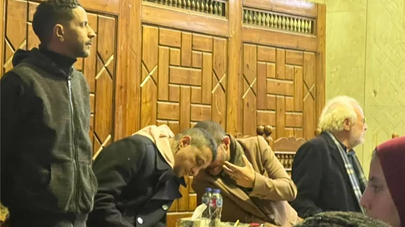 متسيبنيش تاني يا أحمد..حوار مؤثر بين الفيشاوي وشقيقه عمر في عزاء والدتهما سمية الألفي