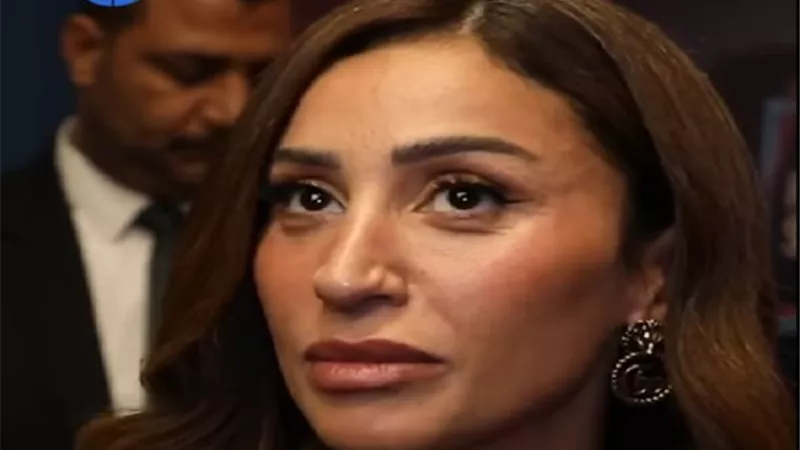 كيف وصفت دينا الشربيني تعاونها مع كريم محمود عبد العزيز بفيلم «طلقني»؟