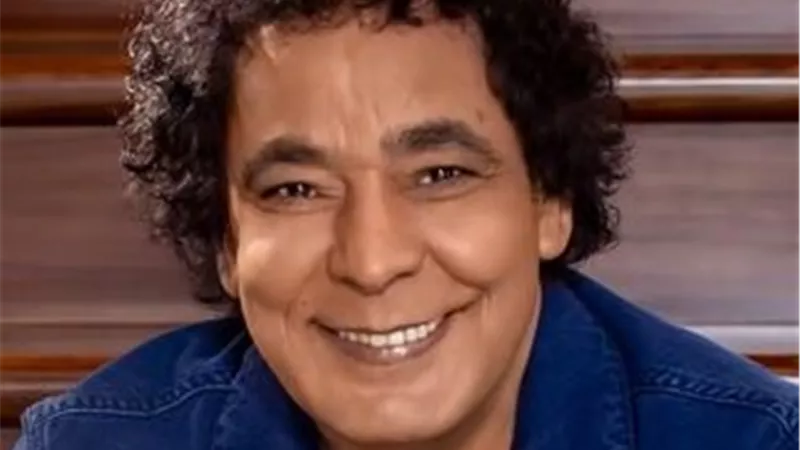 بعد أنباء نقله للمستشفى.. مصادر مقربة من محمد منير تطمئن جمهوره