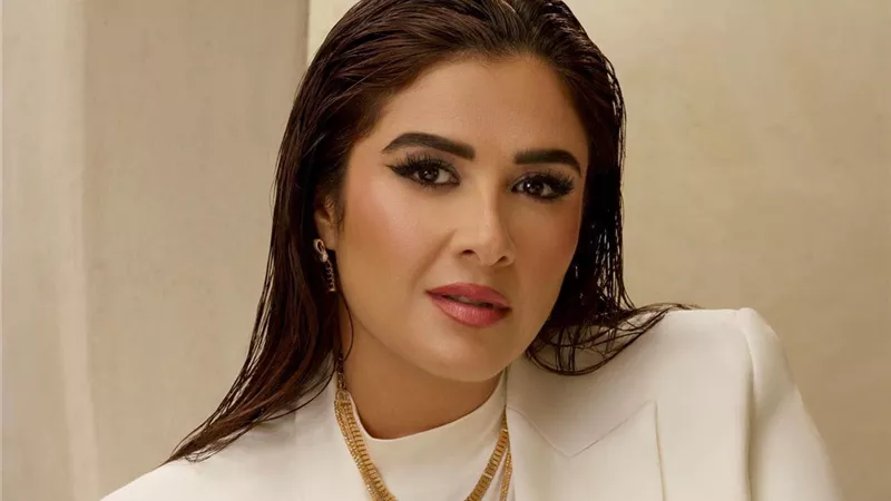 ياسمين عبد العزيز تعبر عن سعادتها بإشادة طارق الشناوي بها عبر برنامج 