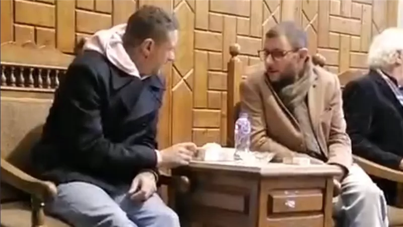 عمر الفيشاوي: «أبويا وأمي عمرهم ما حسسونا إنهم منفصلين»