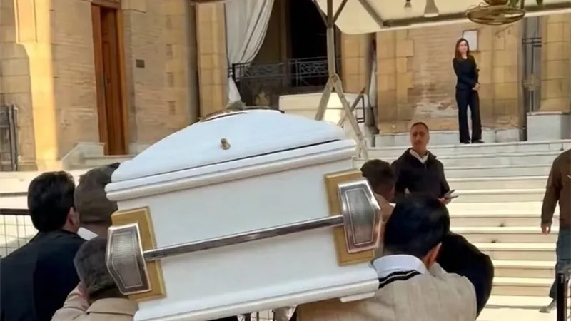 تشييع جثمان المخرج داوود عبد السيد.. وليلى علوي وإلهام شاهين ومحمود حميدة أول الحضور