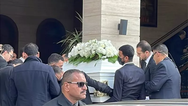 وصول جثمان والدة هاني رمزي إلى كنيسة أبي سيفين لتشييعها إلى مثواها الأخير