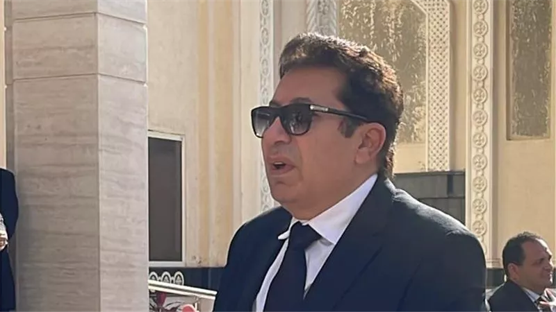 «اعتبروها والدتكم».. هاني رمزي يشكر الصحفيين ويطالب بالتنظيم في جنازة والدته (فيديو)