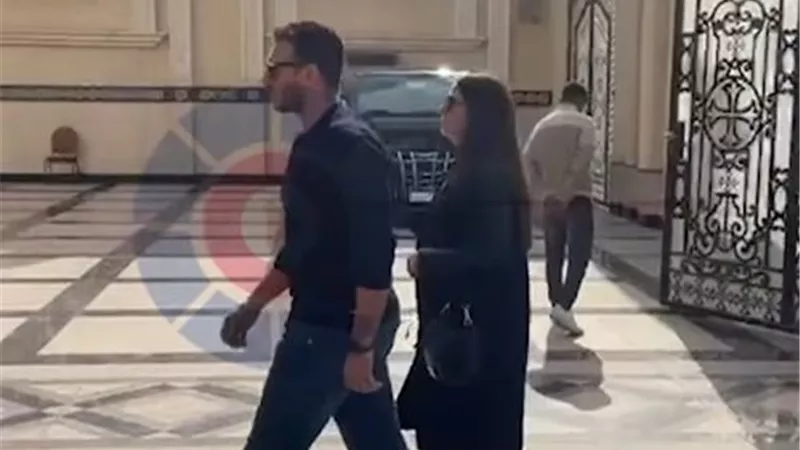 نفي للشائعات.. دنيا سمير غانم ورامي رضوان يساندان هاني رمزي بجنازة والدته